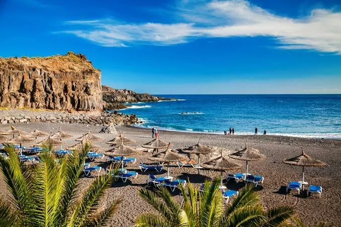 Kleine Bucht und weiße Villen am Hang von Callao Salvaje, Teneriffa