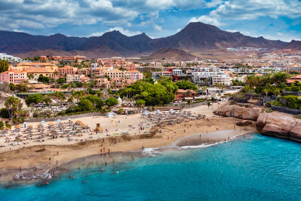 Goldener Strand und weiße Resorthotels in Costa Adeje, Teneriffa