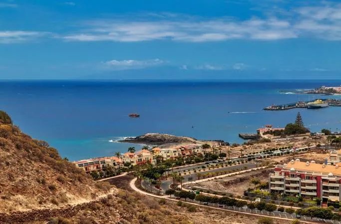 Felsige Küste und weiße Apartmenthäuser in Costa del Silencio, Teneriffa