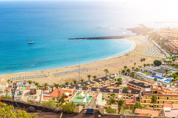 Hafen mit Fischerbooten und Bergen hinter Los Cristianos, Teneriffa