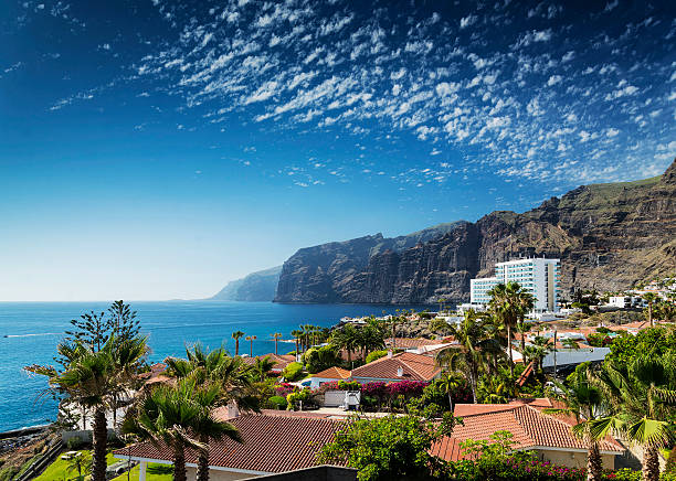 Hohe Klippen über dem Yachthafen von Los Gigantes, Teneriffa
