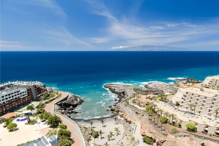 Hotelpools auf der Klippe mit Blick auf den Atlantik in Playa Paraíso, Teneriffa